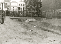 861287 Gezicht op enkele fundamenten van de gesloopte panden Oudegracht 49-51, vanaf de Jacobskerkstraat in Wijk C te ...